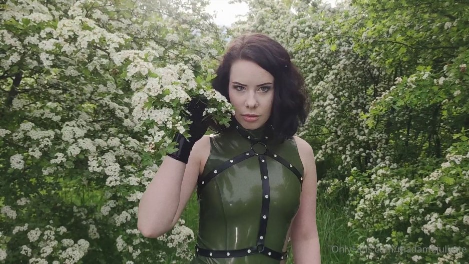 MADAME JULIETTE - A Lovely Day In Green Latex Surrounded By Nature (German)